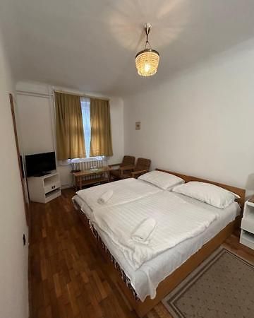 Corvin Panzio Bed & Breakfast Gyor Bagian luar foto